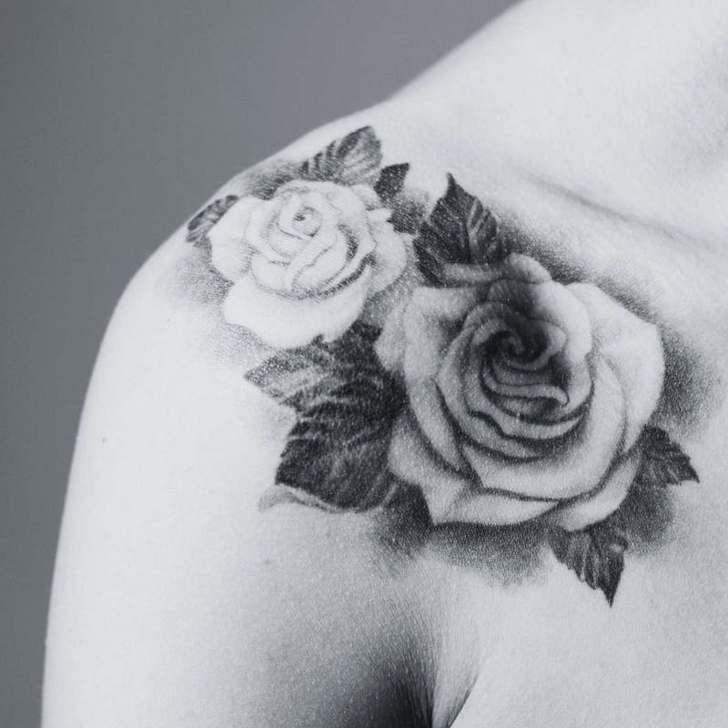 roase tattoo on woman's shoulder